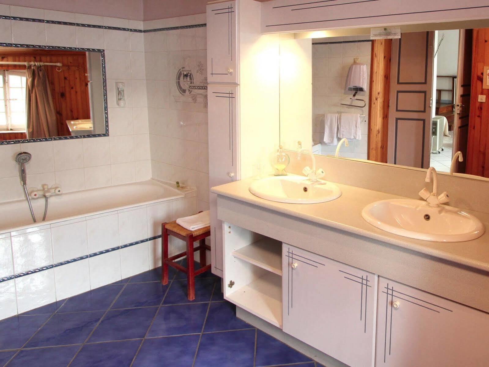 Logis Hotel Le Prieure บูร์ก-แซ็ง-ต็องเดอ็อล ภายนอก รูปภาพ